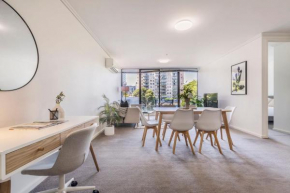 3 Bedroom Apt with Carpark Close to Albert Park Lake
